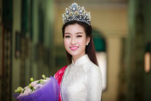 Hoa hậu Mỹ Linh gợi cảm, Thu Thảo kín đáo trong sự kiện